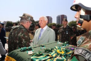 Imagem da notícia - Reitor da FUnATI é agraciado com Medalha do Exército Brasileiro
