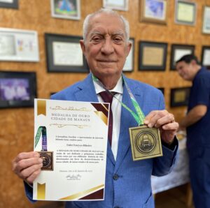 Imagem da notícia - Reitor da FUnATI recebe Medalha de Ouro Cidade de Manaus
