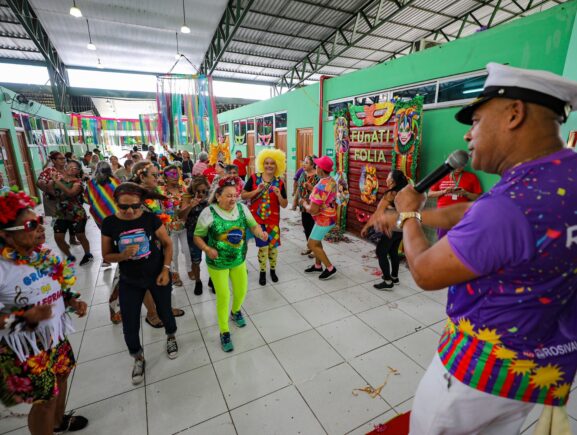 FUnATI Folia: Instituição dá as boas-vindas aos alunos com bloco de Carnaval
