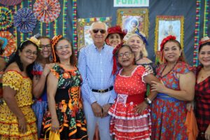 Imagem da notícia - Alegria e descontração: Arraial da FUnATI anima público idoso com apresentações de grupos de dança e música ao vivo