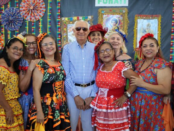 Alegria e descontração: Arraial da FUnATI anima público idoso com apresentações de grupos de dança e música ao vivo