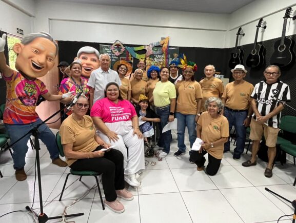 Em clima de Carnaval, alunos da FUnATI gravam marchinha autoral